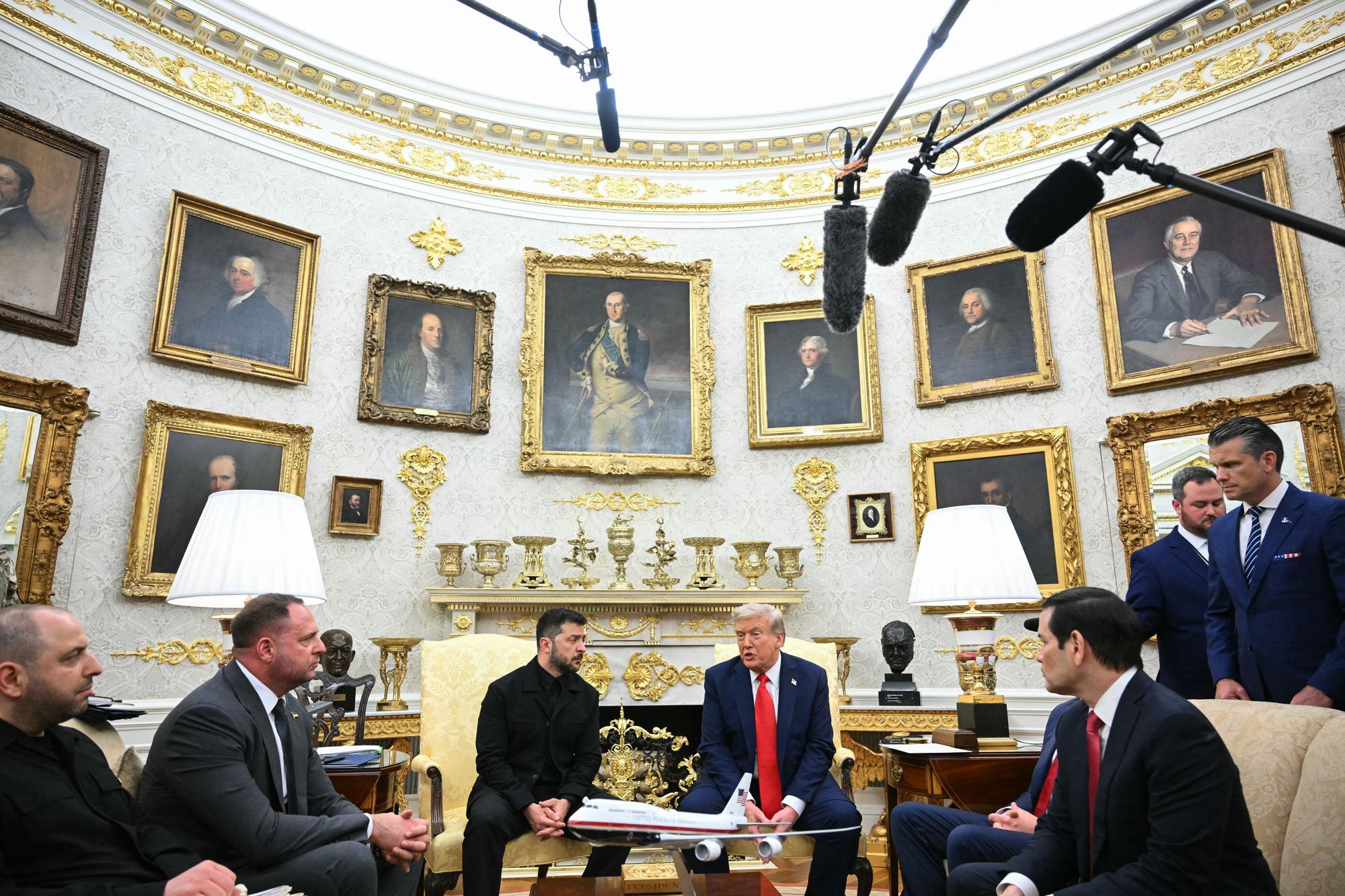 El pan de oro, los apliques y los marcos de cuadros se multiplicaron como maleza mientras Donald Trump remodeló el Despacho Oval según sus gustos personales