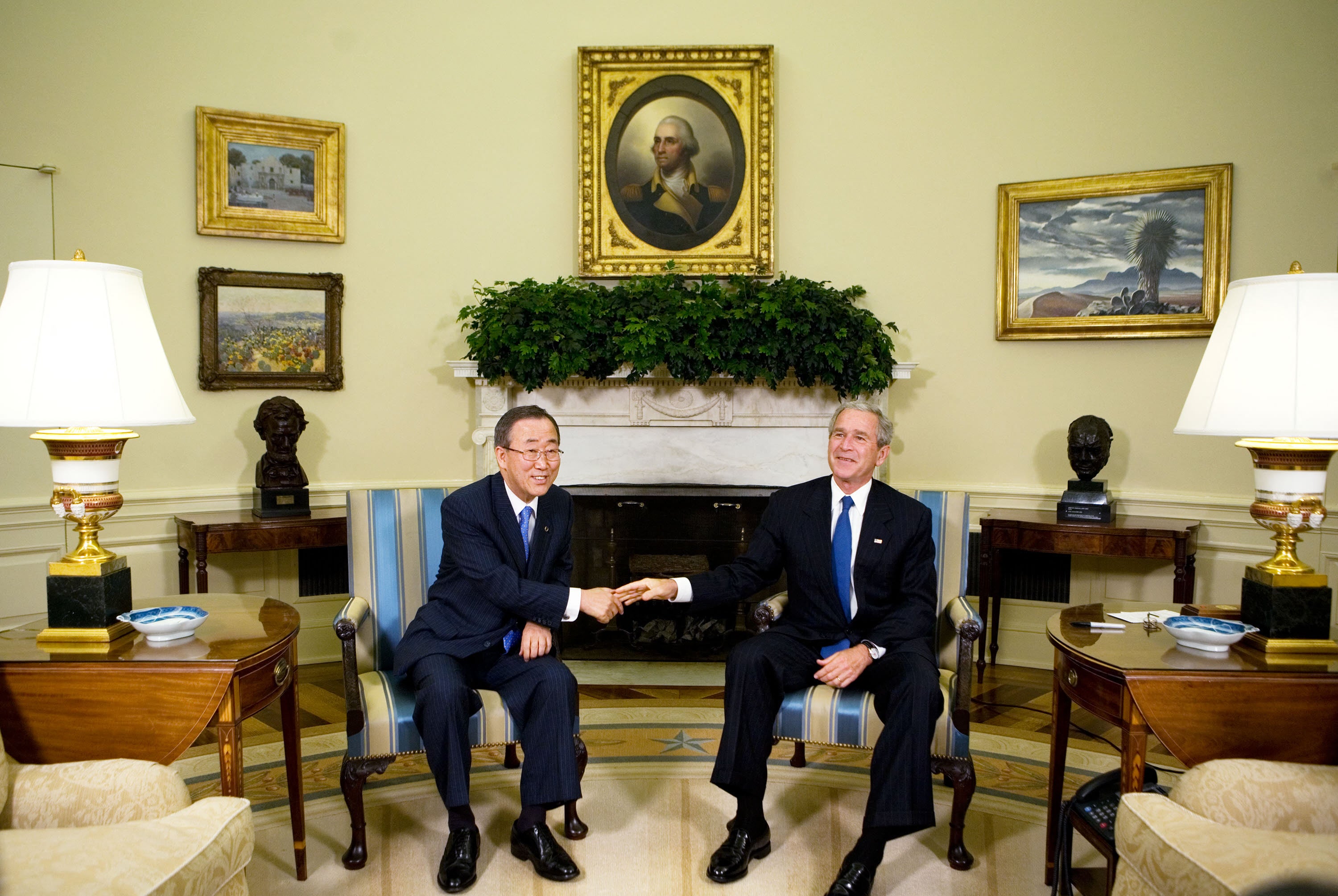 La chimenea del Despacho Oval antes del rediseño dorado de Trump, en esta fotografía de 2007 que muestra a George W. Bush junto al exsecretario general de la ONU, Ban Ki-Moon