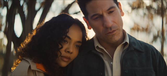 <p>Tessa Thompson y Jon Bernthal protagonizan ‘Él y ella’, como una pareja distanciada que lidia con la muerte de su pequeña hija</p>
