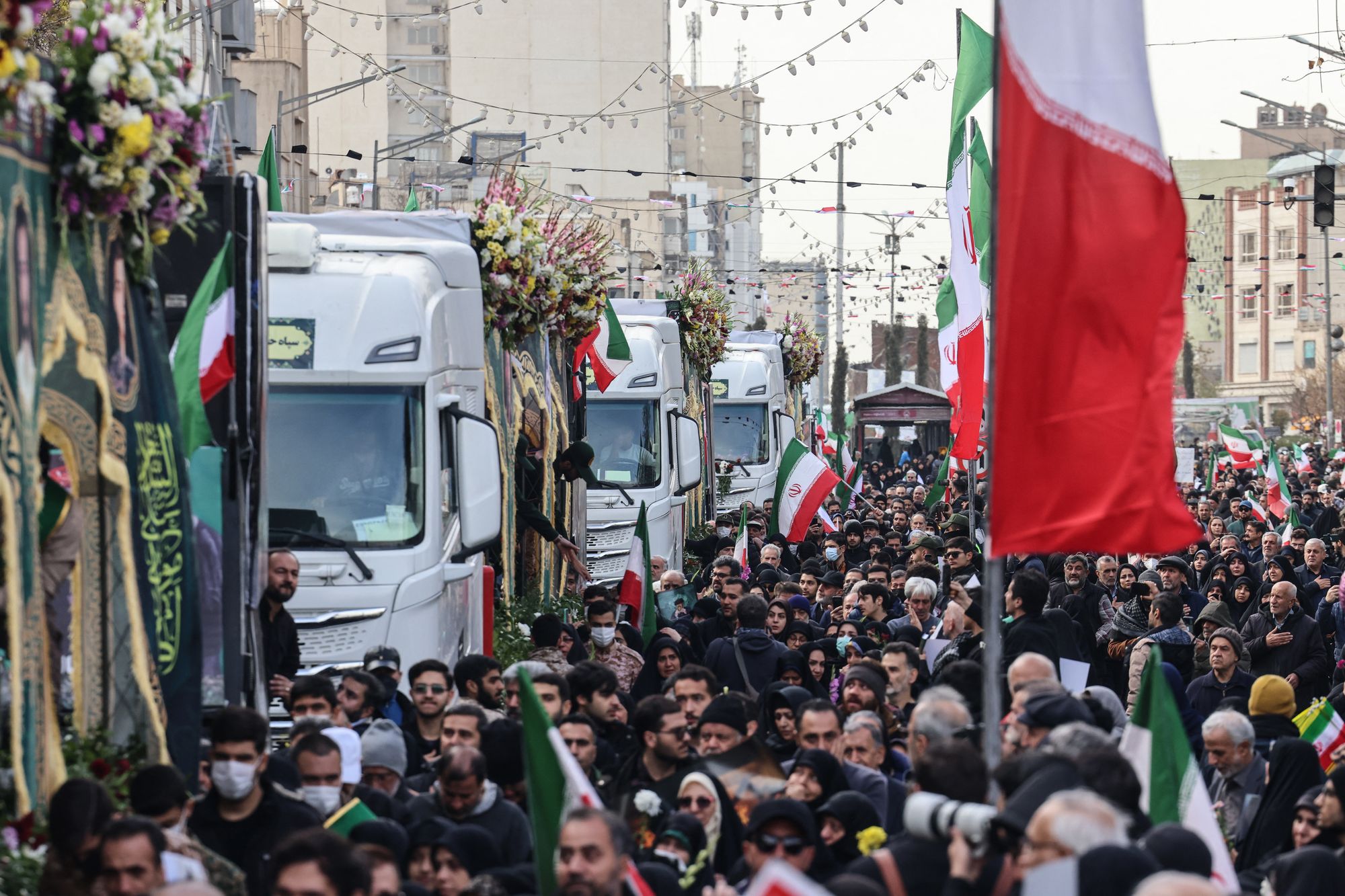 Iraníes asisten a los funerales de los miembros de las fuerzas de seguridad muertos en las recientes protestas en Teherán