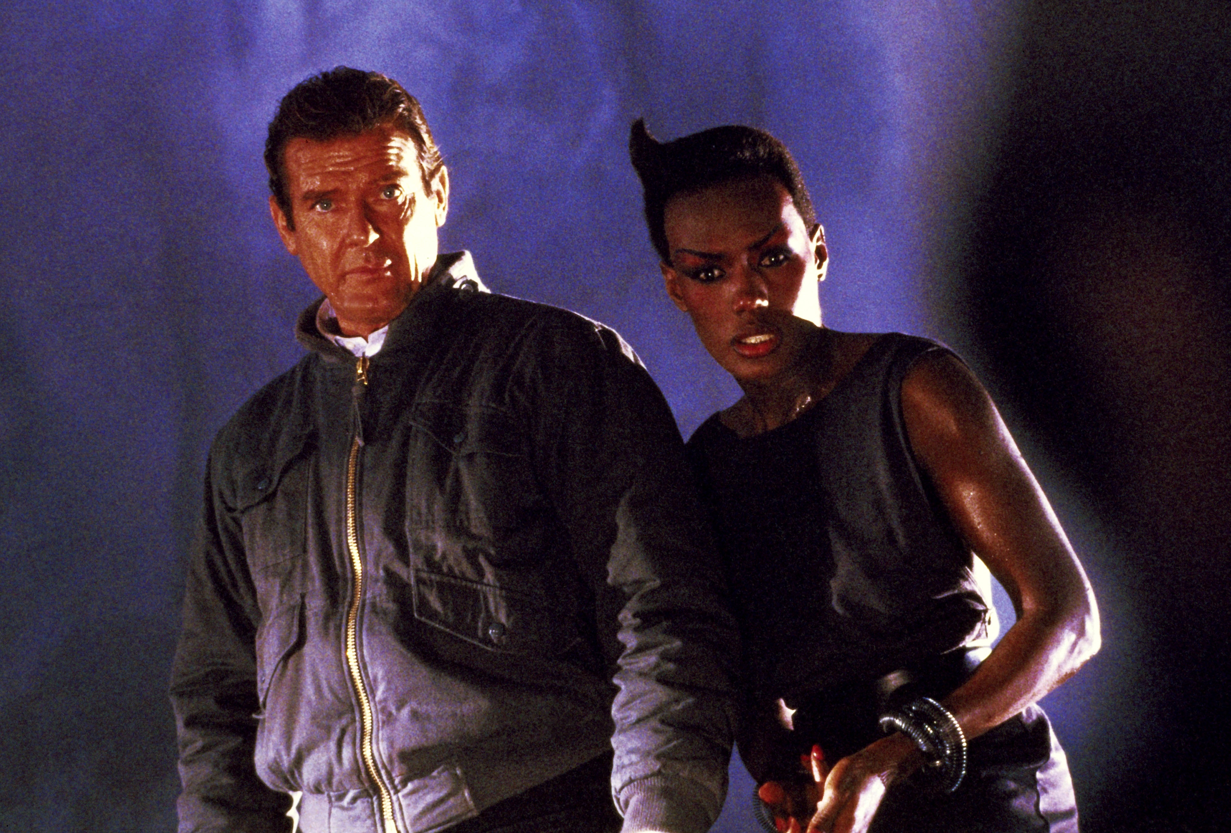 Roger Moore y Grace Jones en ‘En la mira de los asesinos’