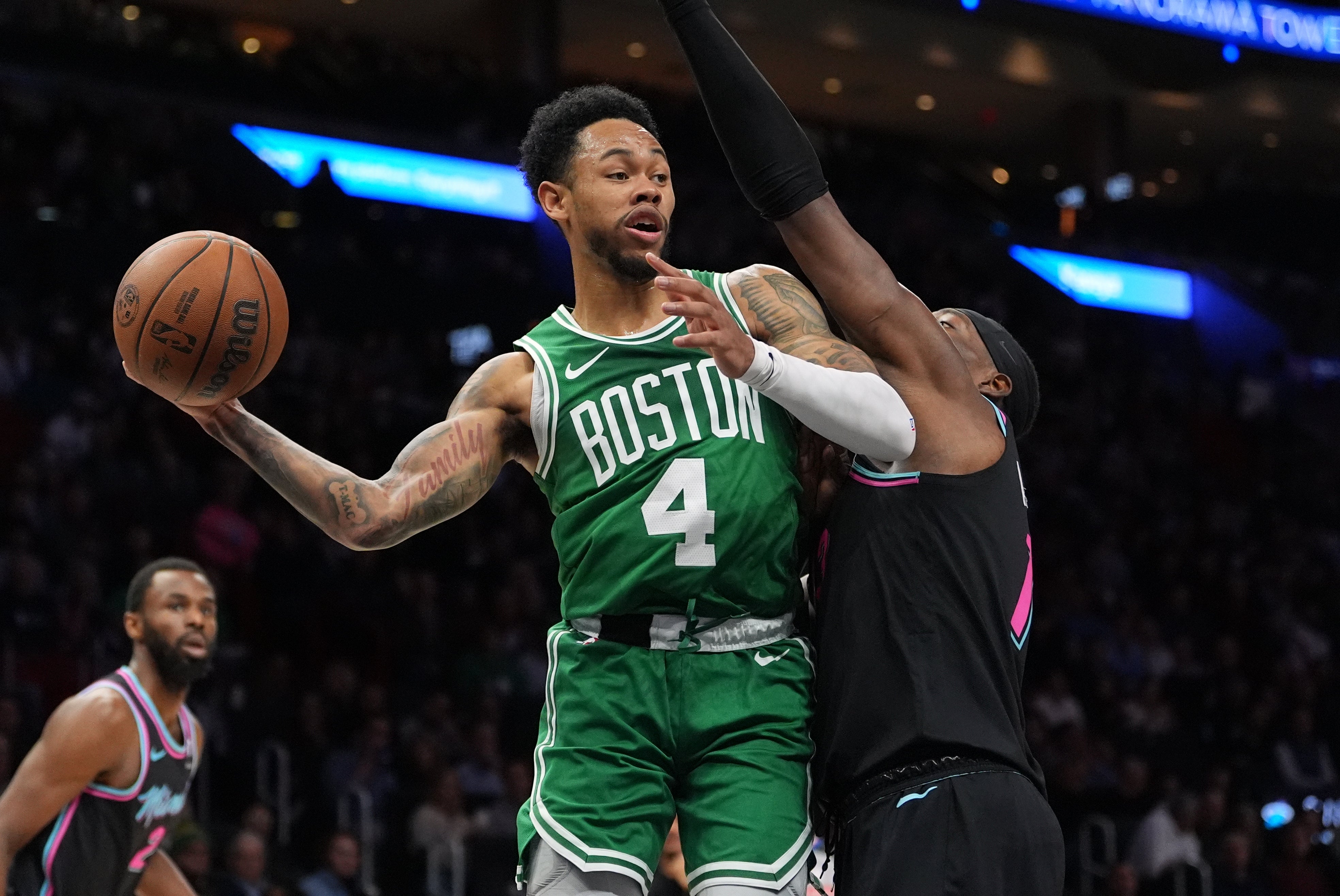 Simons anota 39 puntos desde la banca, Brown suma 27 y Celtics remontan para vencer al Heat 119-114