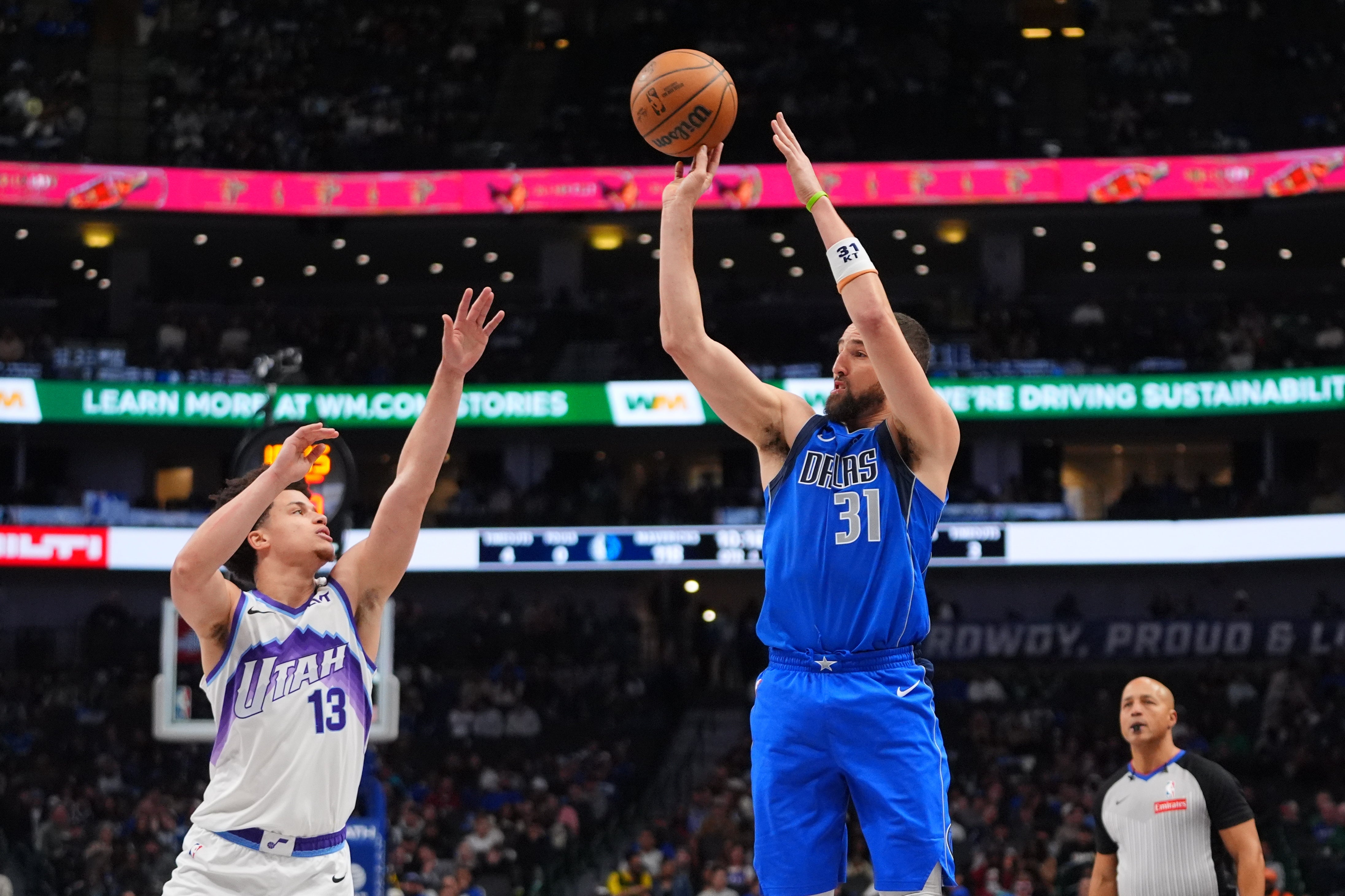 Thompson anota 26 puntos y Mavericks sin Flagg vencen a Jazz por 144-122