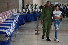 Cubanos marchan ante embajada de EEUU luego de tributo a 32 militares muertos en Venezuela