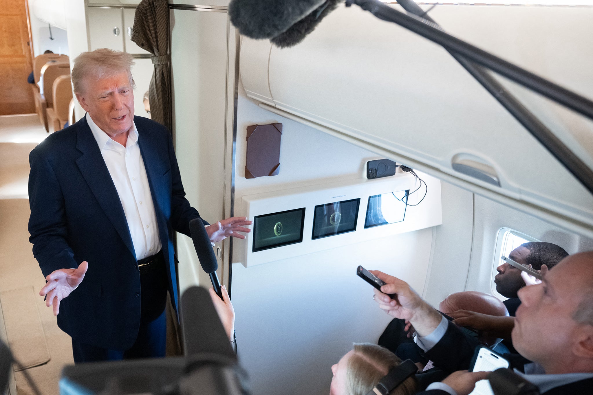 En la imagen, el autor aparece planteando una pregunta al presidente Donald Trump a bordo del Air Force One durante uno de sus turnos en la comitiva de prensa en mayo de 2025