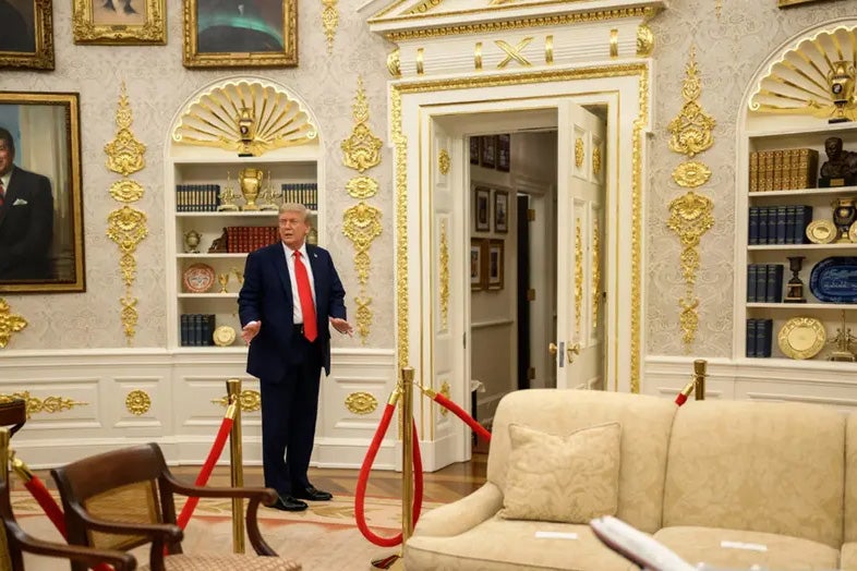 Trump asegura haber pagado de su propio bolsillo la pintura con pan de oro que ahora cubre muchas superficies del Despacho Oval