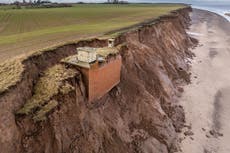 Búnker nuclear está a punto de caer al mar desde un acantilado