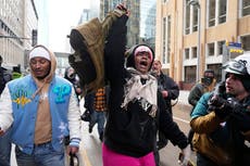 Manifestantes a favor y en contra del ICE se enfrentan durante redada migratoria en Minneapolis
