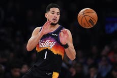 Booker regresa de lesión de tobillo y lidera a los Suns en victoria 106-99 sobre los Knicks