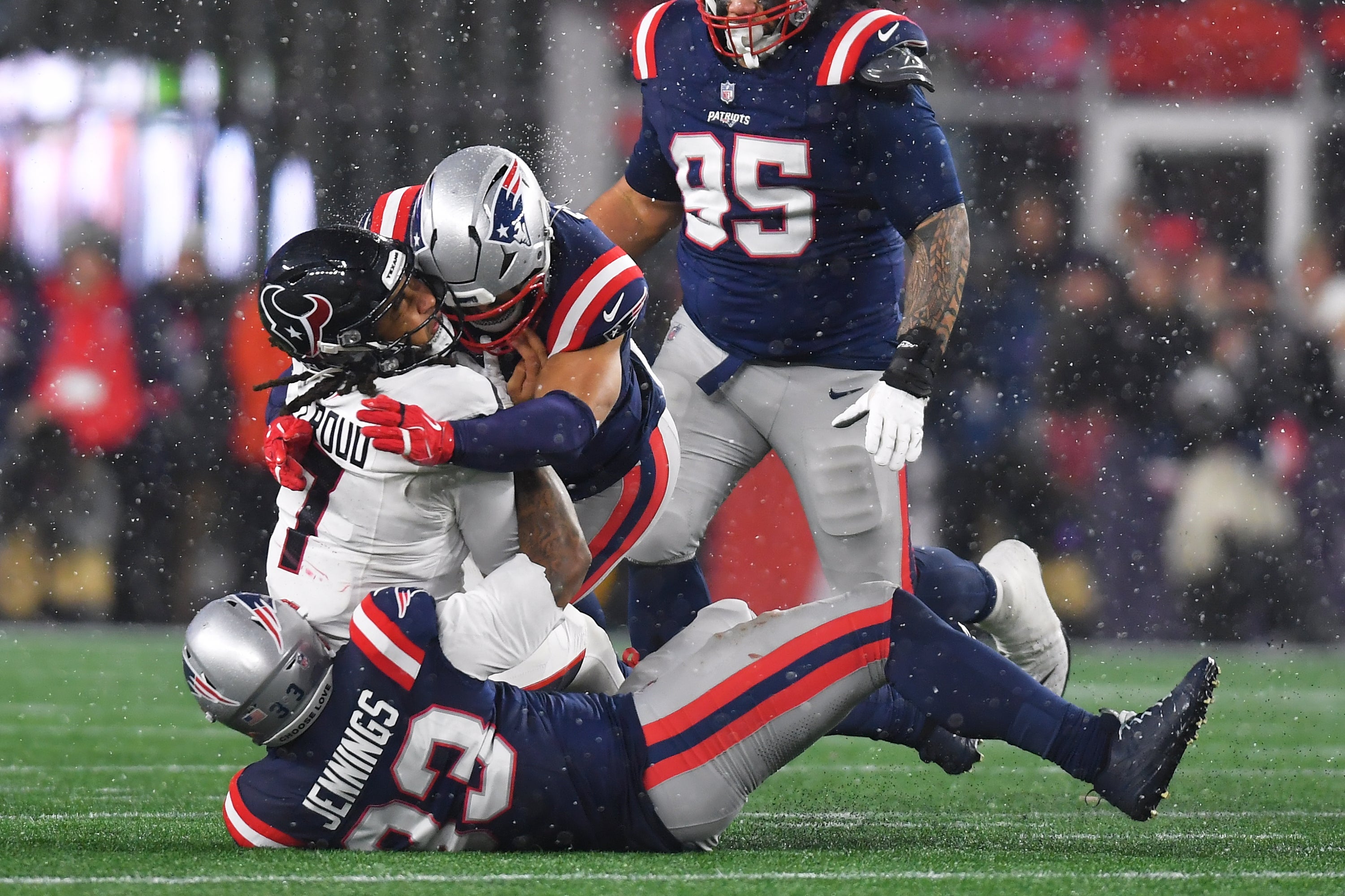 Maye lanza tres pases de TD, Stroud sufre cuatro intercepciones y Patriots ganan 28-16 a Texans