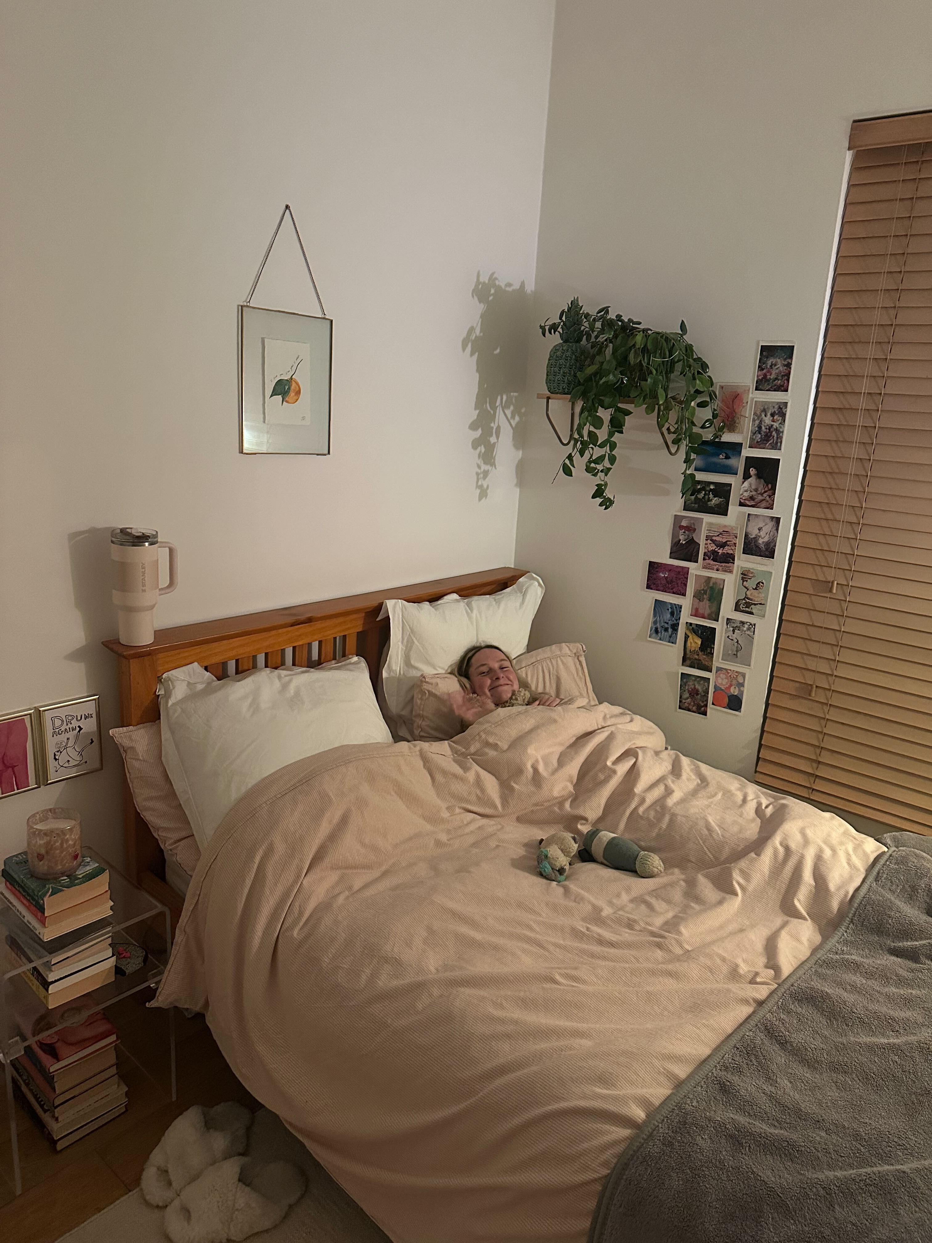 Melissa, acurrucada en la cama como en los viejos tiempos, en casa de Lydia