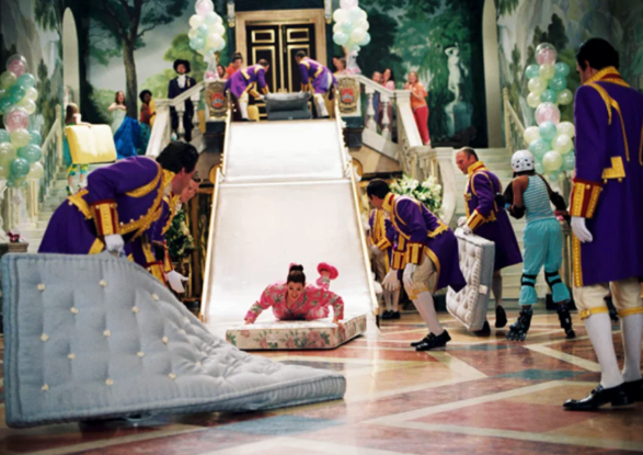 Surf en colchones: Anne Hathaway en la mejor pijamada del mundo en ‘El diario de la princesa 2’