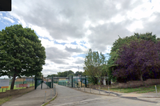 Suspenden a maestra de primaria por arrastrar a un alumno como si fuera un peluche