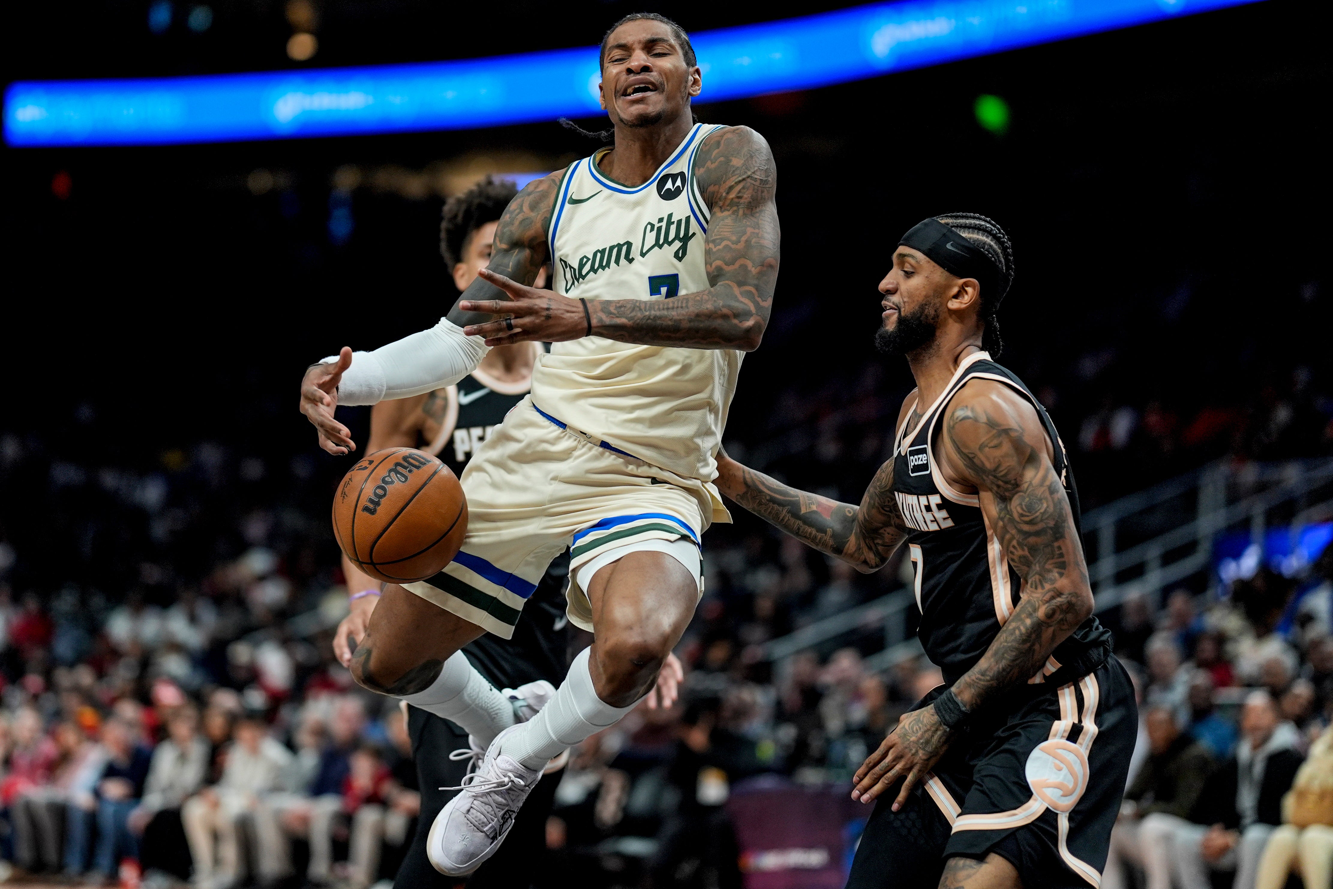 Antetokounmpo y Bucks vencen 112-110 a Atlanta y rompen racha de tres derrotas