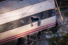 España inicia tres días de luto por el mortal accidente de tren mientras busca más cuerpos