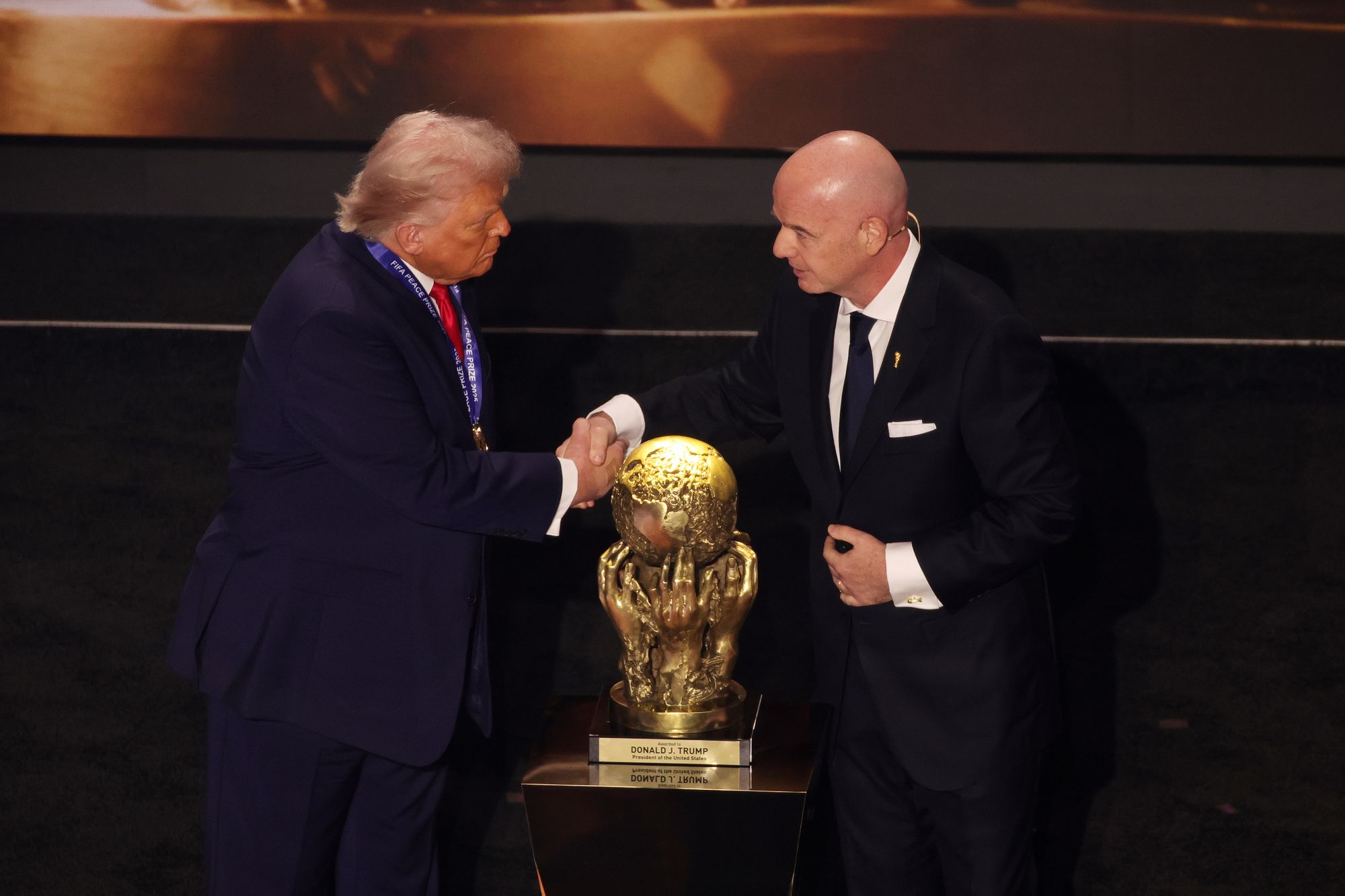 <p>El presidente de la FIFA, Gianni Infantino (derecha), podría tener que interceder ante el presidente de Estados Unidos, Donald Trump, para evitar un boicot a la Copa del Mundo</p>