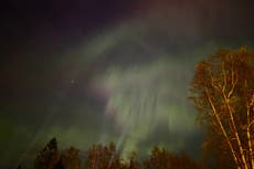 Aurora boreal ilumina los cielos de Alaska con un impresionante espectáculo de luces