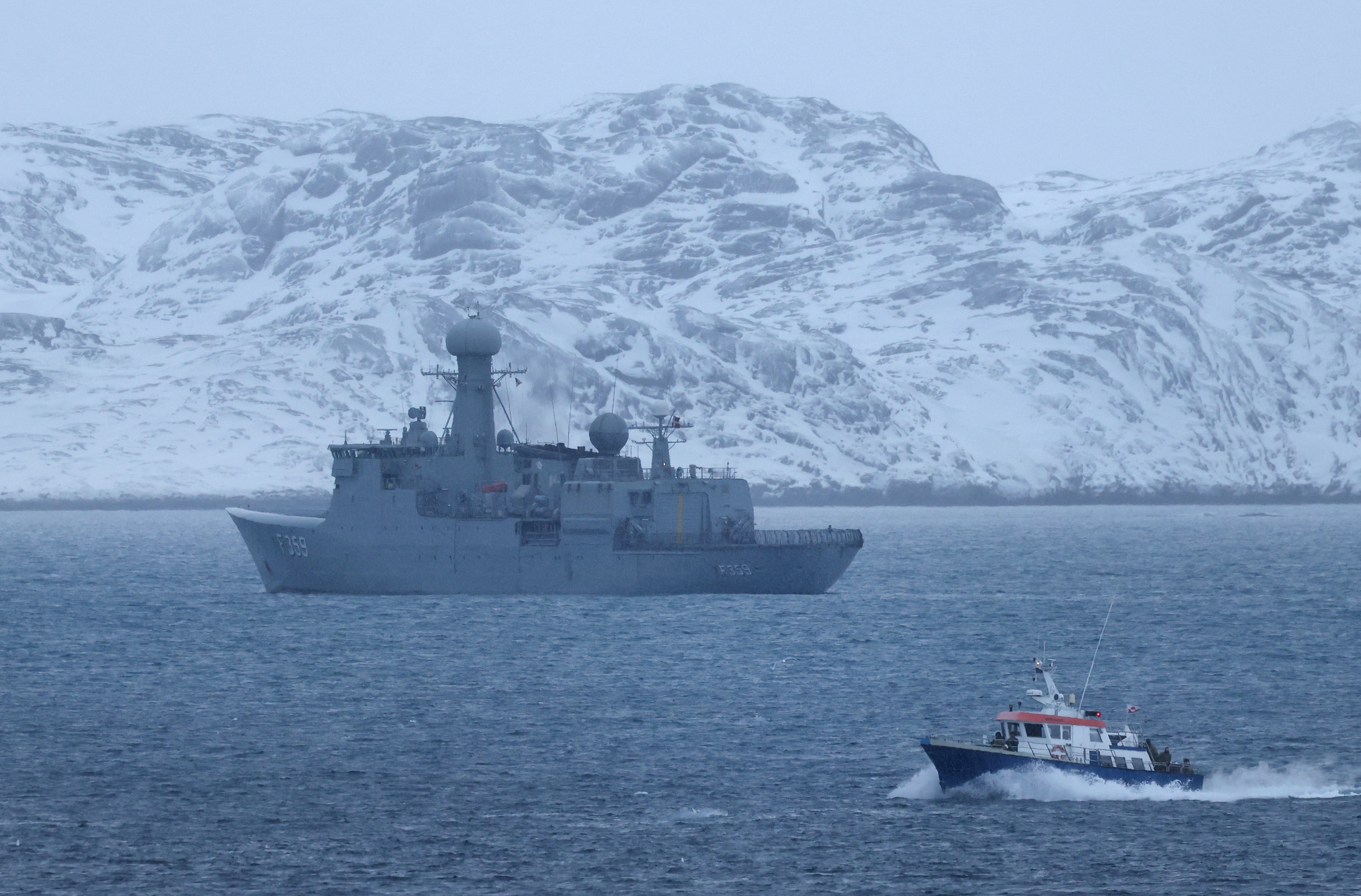 La fragata HDMS Vaedderen de la Armada danesa patrulla cerca de Nuuk, Groenlandia