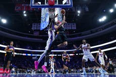 Booker anota 27, Green regresa con 12 puntos y los Suns superan 116-110 a los 76ers