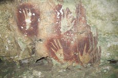 Descubren manos impresas en cueva que podrían ser el arte rupestre más antiguo
