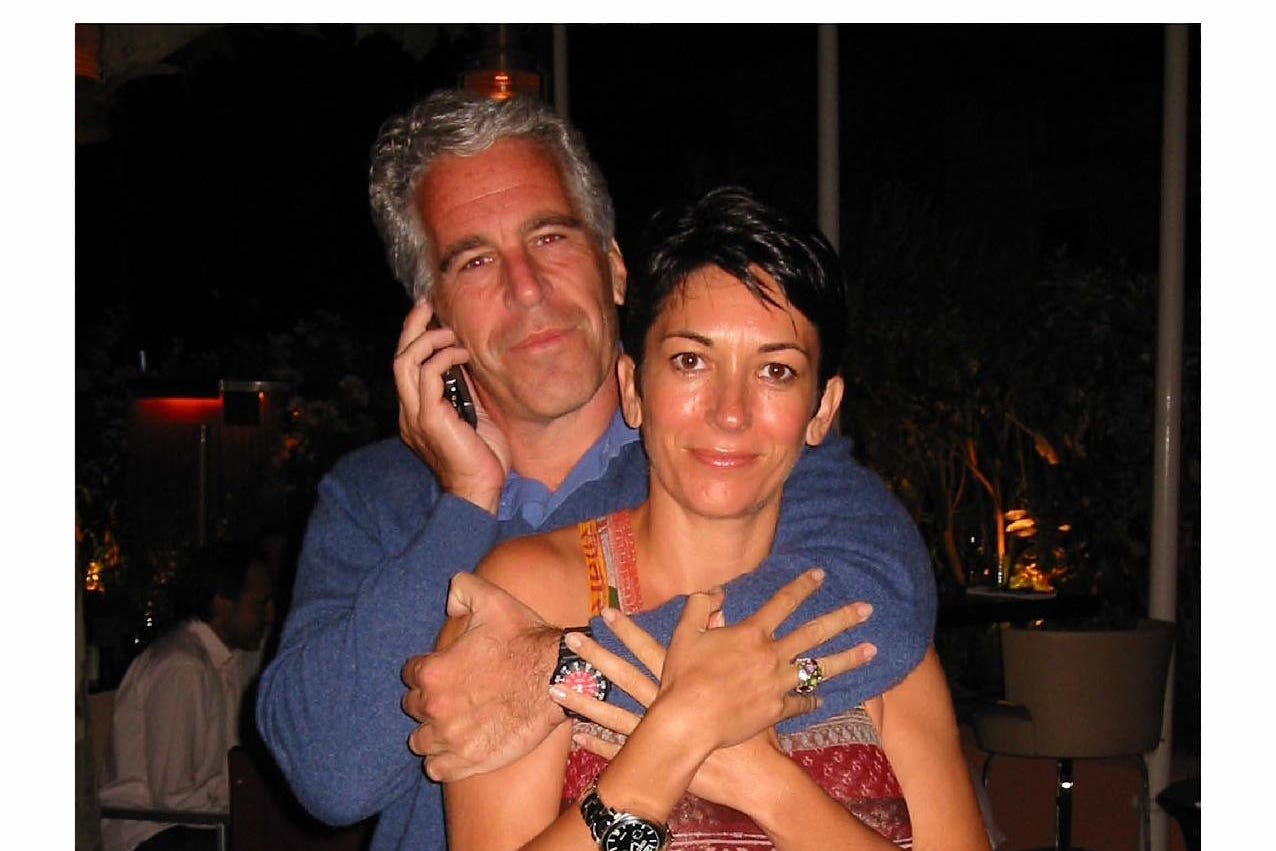 Aún quedan millones de documentos sobre Jeffrey Epstein, aquí fotografiado junto a Ghislaine Maxwell, que todavía no han sido publicados
