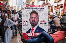 Policía de Uganda detiene a aliado clave de candidato opositor tras elecciones presidenciales