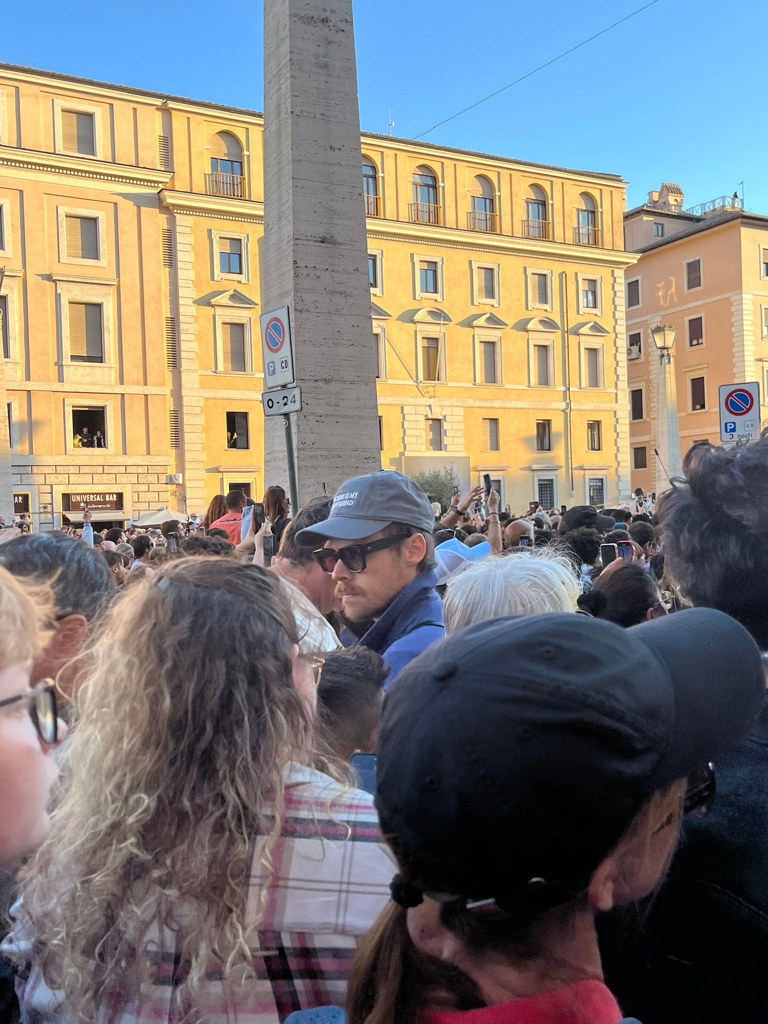 La superestrella del pop Harry Styles vivió un inesperado momento histórico cuando el anuncio de un nuevo Papa interrumpió su corte de cabello en Roma