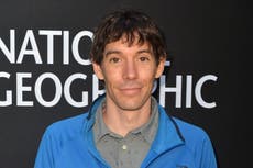 Alex Honnold dice que le pagaron una “suma vergonzosa” por escalar el Taipéi 101