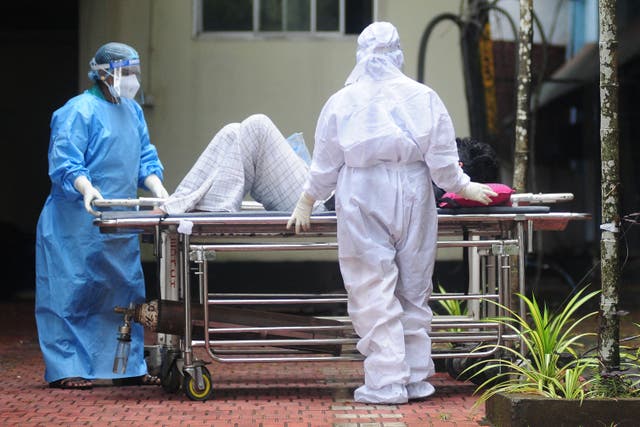 <p>Trabajadores sanitarios trasladan a un paciente con síntomas de infección por Nipah a una sala de aislamiento en un hospital de Kerala, septiembre de 2023</p>