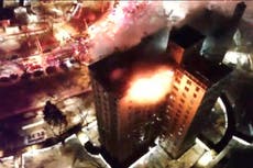 Bomberos combaten las llamas en los últimos pisos de edificio residencial en el Bronx