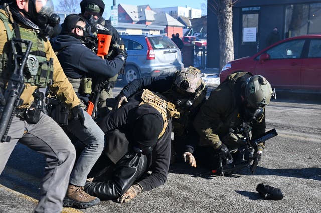 <p>Un manifestante fue abatido presuntamente por agentes federales durante una protesta el 24 de enero en Minneapolis, en medio de un forcejeo por su arresto</p>