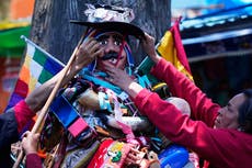 Bolivianos piden a Ekeko, dios de la abundancia, poder superar crisis económica