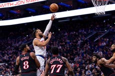 Brunson anota 31 puntos y lleva a Knicks a triunfo ante Embiid y 76ers, 112-109