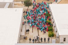 Familias inmigrantes protestan en centro de detención en Texas donde están niño de 5 años y su padre