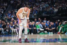 Luka Doncic vence otra vez a Mavericks y Lakers remontan en el 4º periodo para ganar 116-110