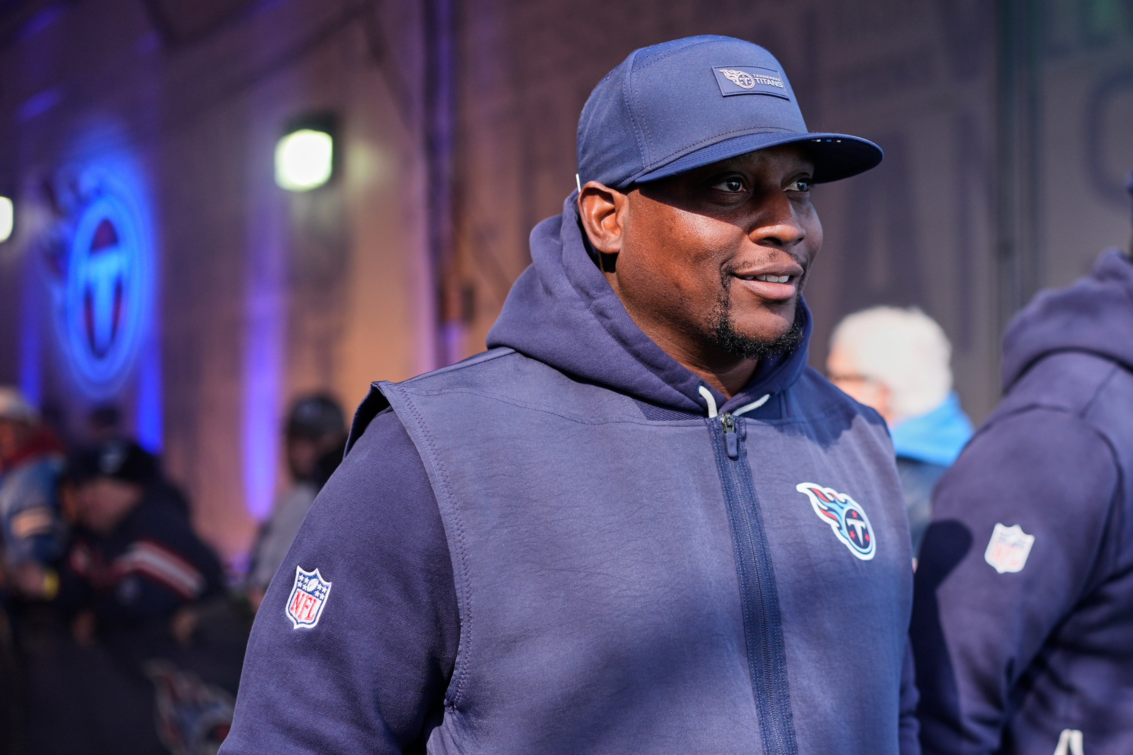 Giants contratan a Dennard Wilson como coordinador defensivo según fuente de AP