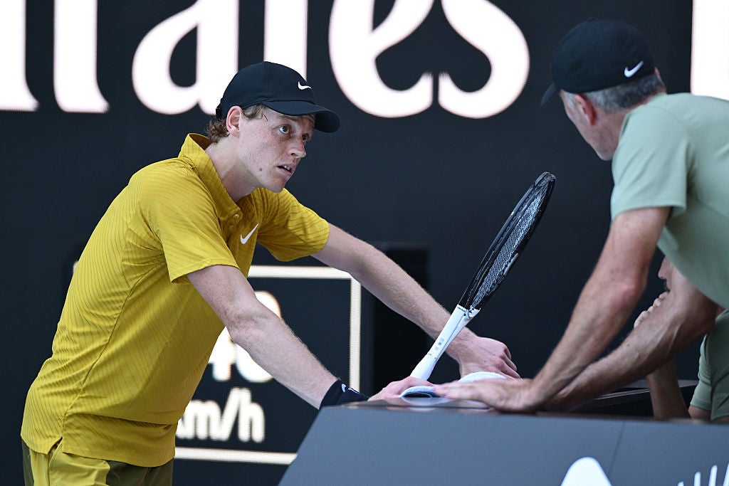 Jannik Sinner también sufrió por las altas temperaturas durante el Abierto de Australia