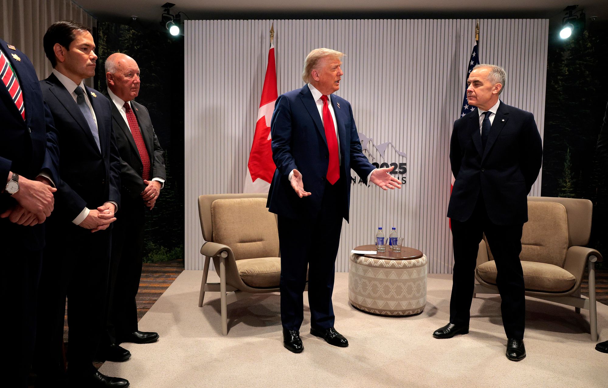 Hoekstra (en la foto, a la izquierda de Trump) describió la actual relación de EE. UU. con Canadá en términos de defensa como “impresionante”