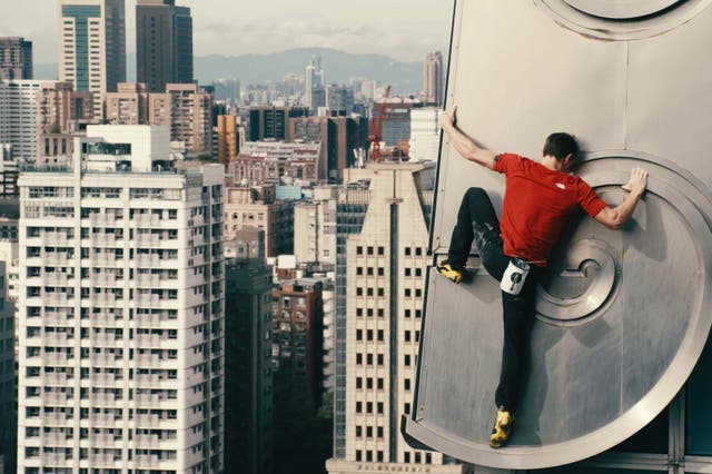 <p>El escalador estadounidense Alex Honnold escaló en solitario el rascacielos Taipei 101 en Taipei, Taiwán, el domingo</p>
