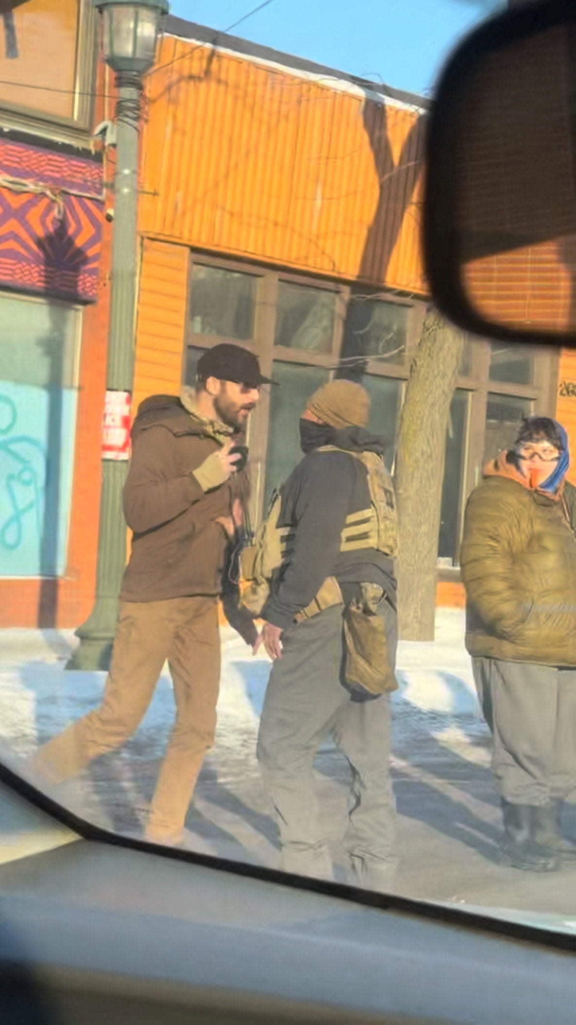 En los videos del encuentro entre Pretti y los agentes se lo muestra sosteniendo un teléfono celular y discutiendo de forma acalorada con un agente, pero sin levantar un arma