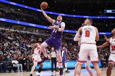 Luka Doncic anota 46 puntos en la victoria de los Lakers 129-118 sobre los Bulls
