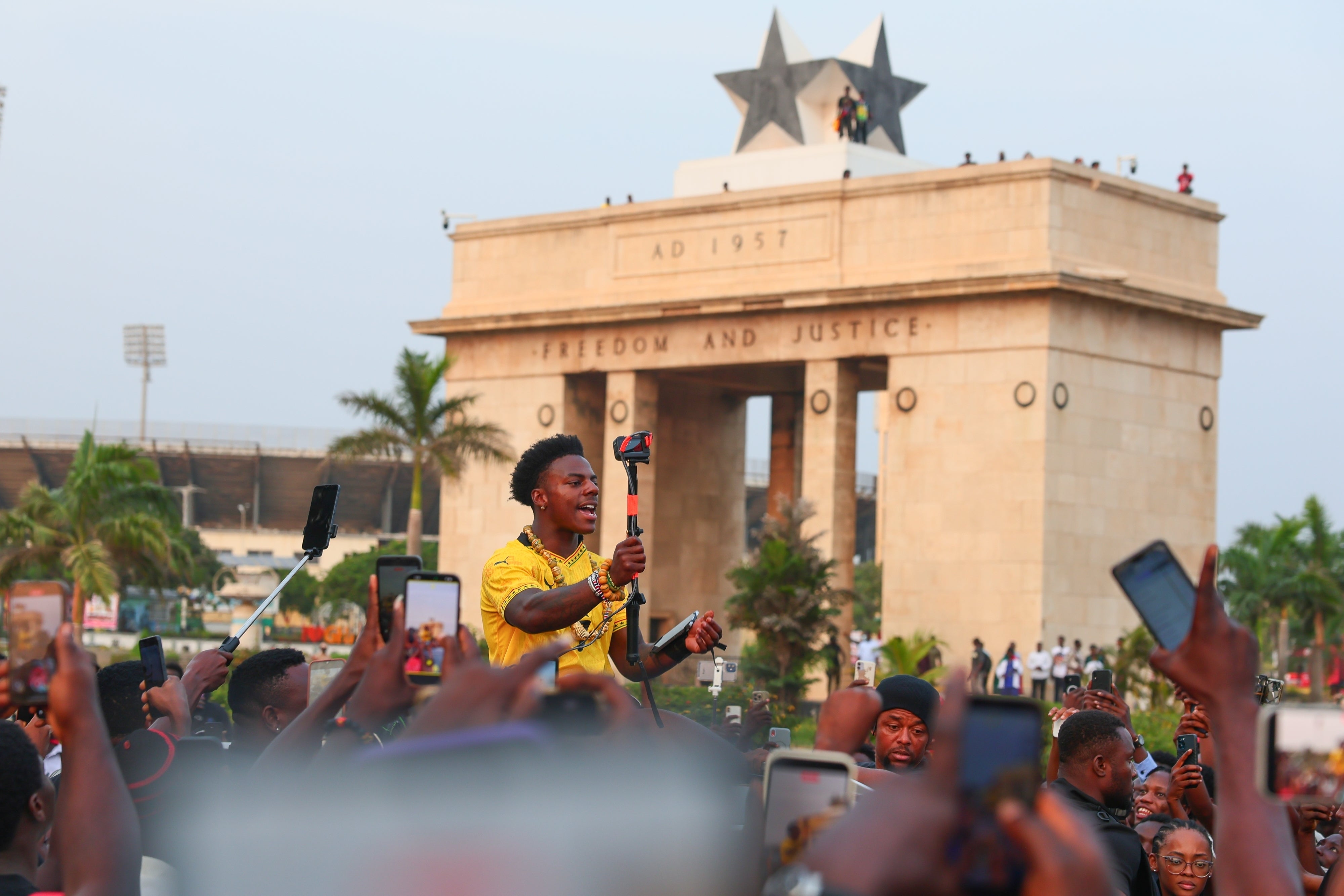 IShowSpeed se reúne con sus fans en la Plaza de la Independencia de Accra, Ghana