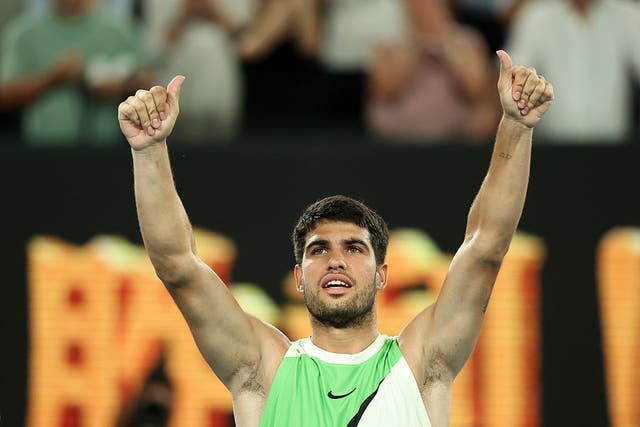 <p>Carlos Alcaraz celebra su primer pase a las semifinales del Abierto de Australia</p>