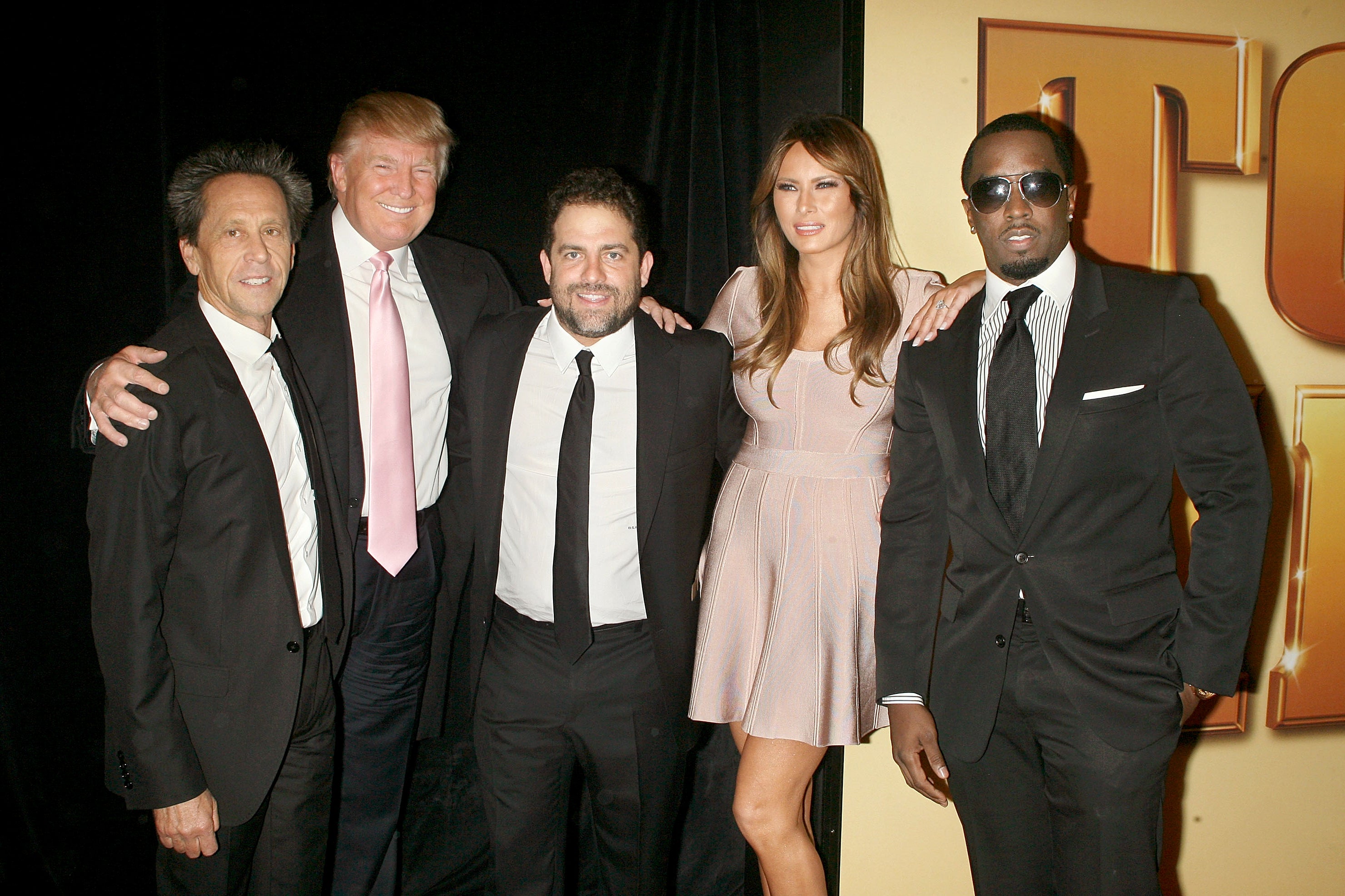 Ratner (al centro), junto al productor Brian Grazer, Donald Trump, Melania Trump y Sean “Diddy” Combs, en el estreno de su película ‘Robo en las alturas’ en Nueva York en 2011