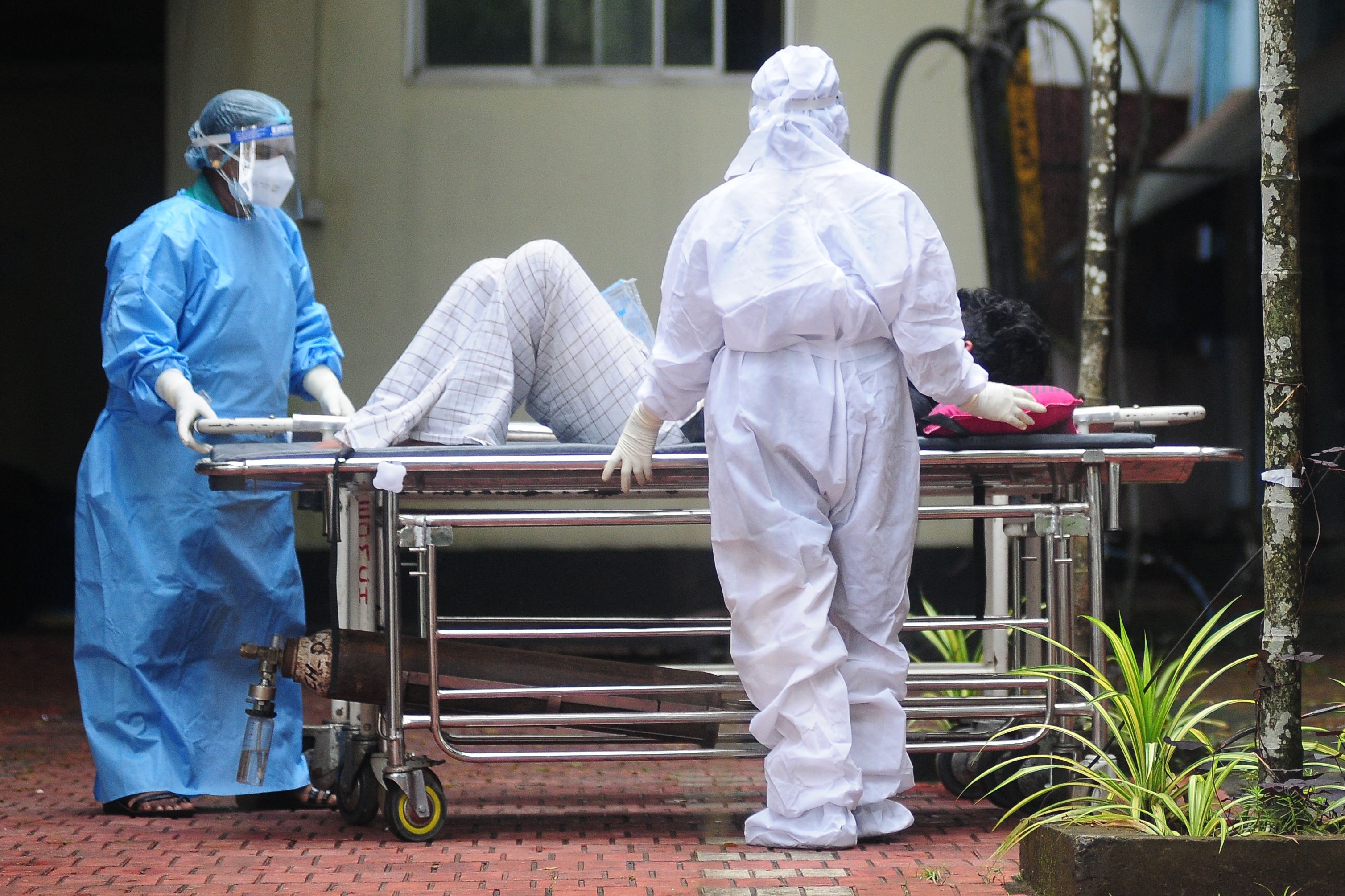 <p>Archivo Trabajadores sanitarios trasladan a un hombre con síntomas de Nipah a una sala de aislamiento en un hospital de la ciudad meridional de Kozhikode, el 16 de septiembre de 2023</p>