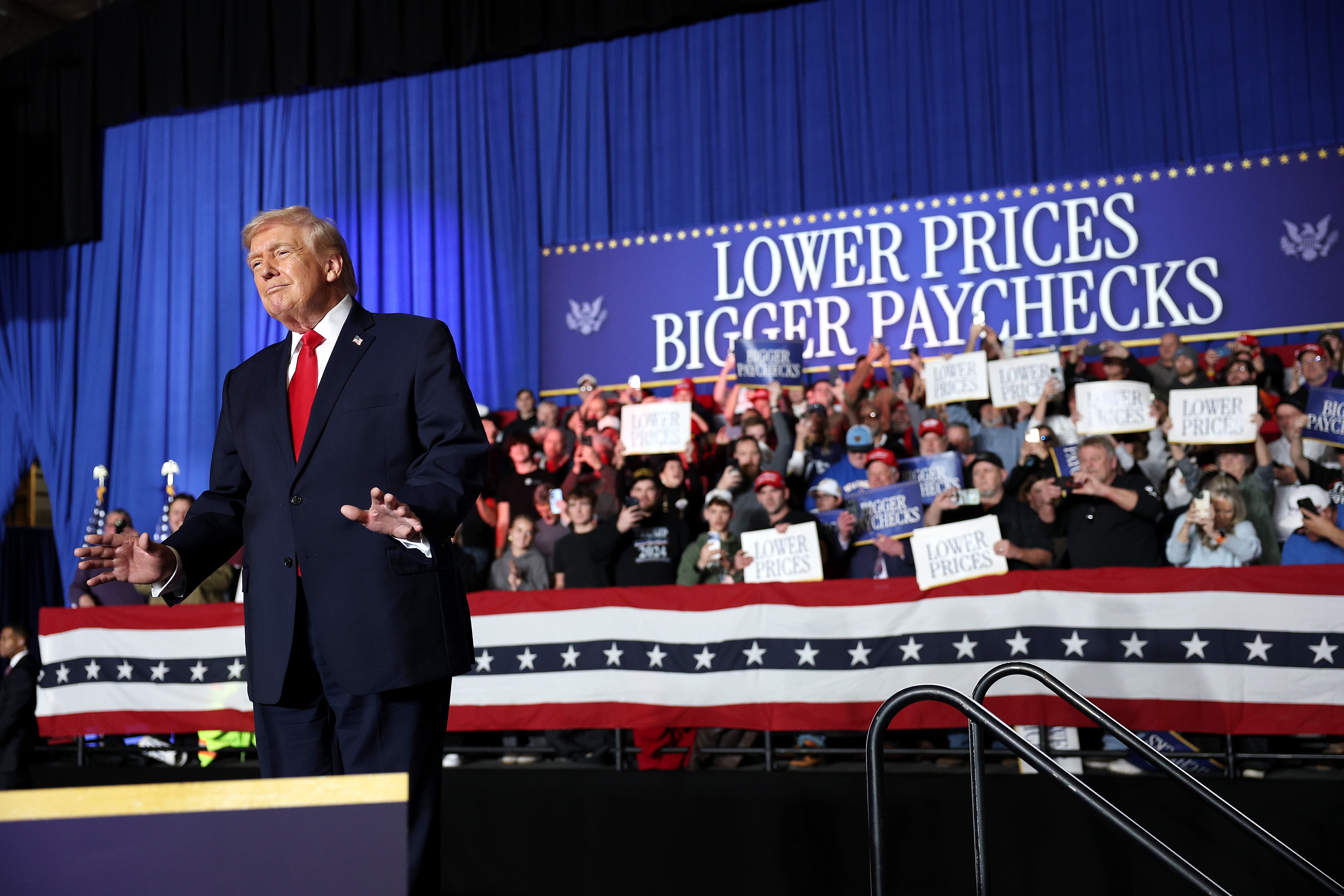 Donald Trump arremetió contra Omar en un mitin horas antes de ser agredida