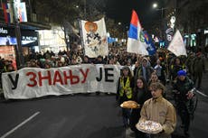 Miles se manifiestan en Belgrado contra la represión de las protestas estudiantiles