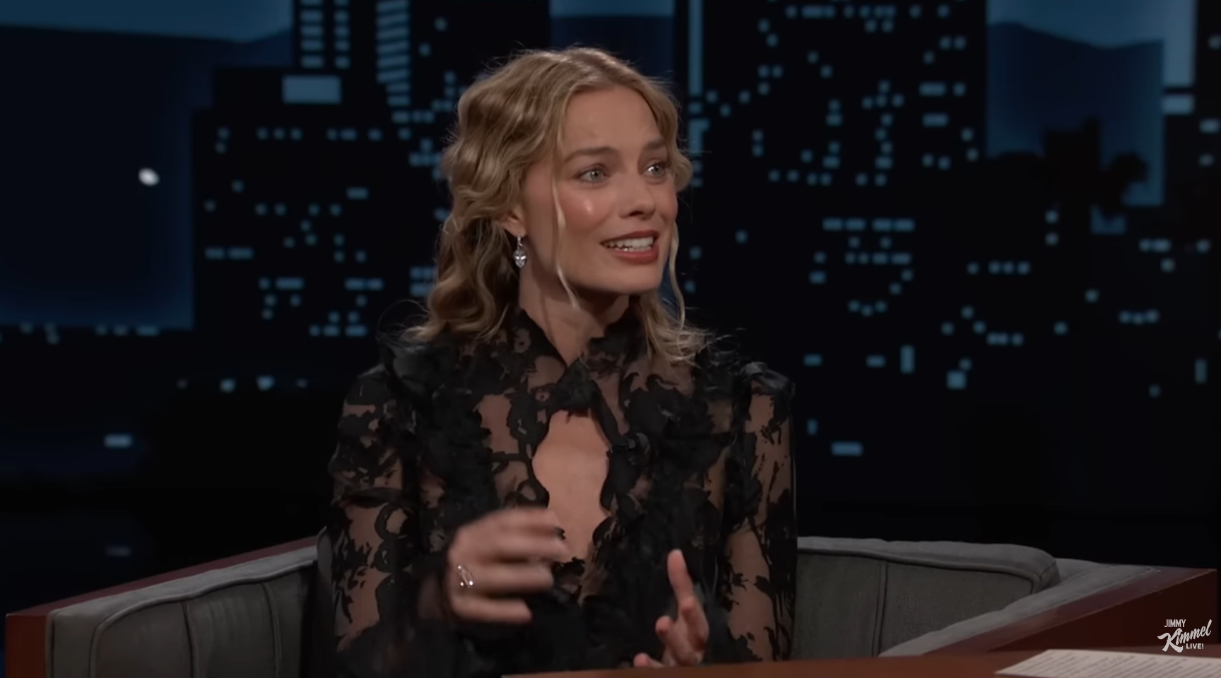 Barbie de negro: Margot Robbie ha vuelto a vestirse inspirada en su personaje para la gira de prensa de 'Cumbres Borrascosas'