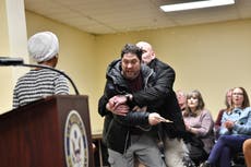 Acusan a hombre por ataque con jeringa contra congresista Ilhan Omar