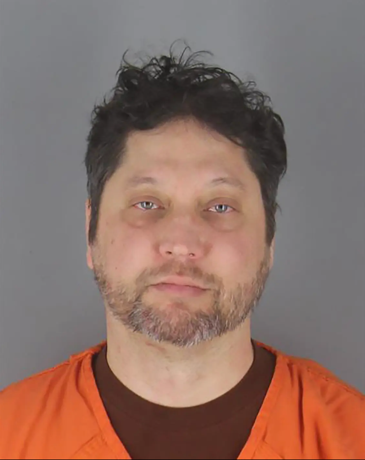 Anthony Kazmierczak (55) fue acusado de agresión en tercer grado tras abalanzarse sobre la legisladora Ilhan Omar en una reunión municipal celebrada el martes por la noche en Minneapolis, Minnesota, EE. UU.
